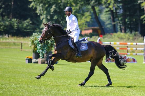Philipp und Goldeneye werden sechste im S*-Springen